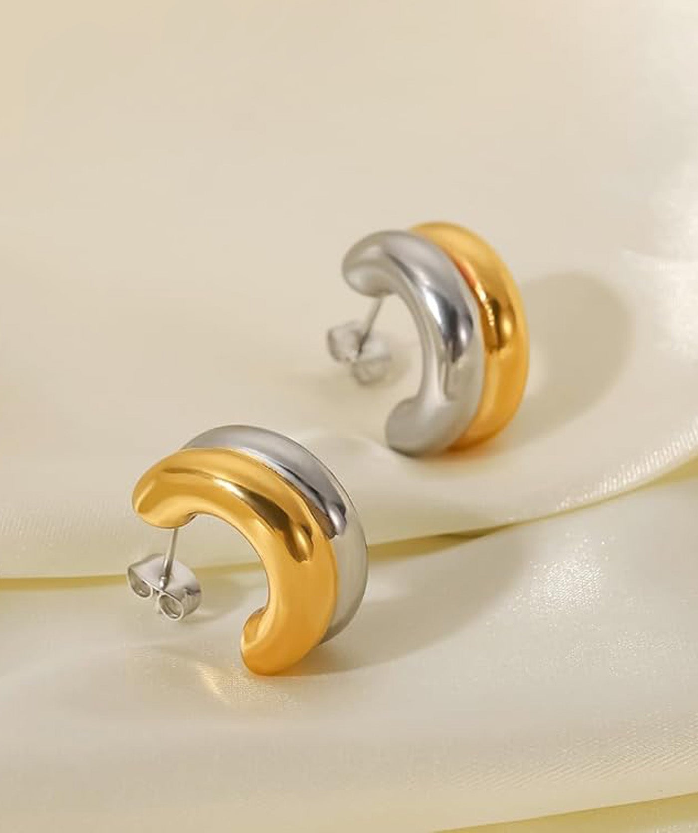 QuickBucket - Sleek Arc Earrings