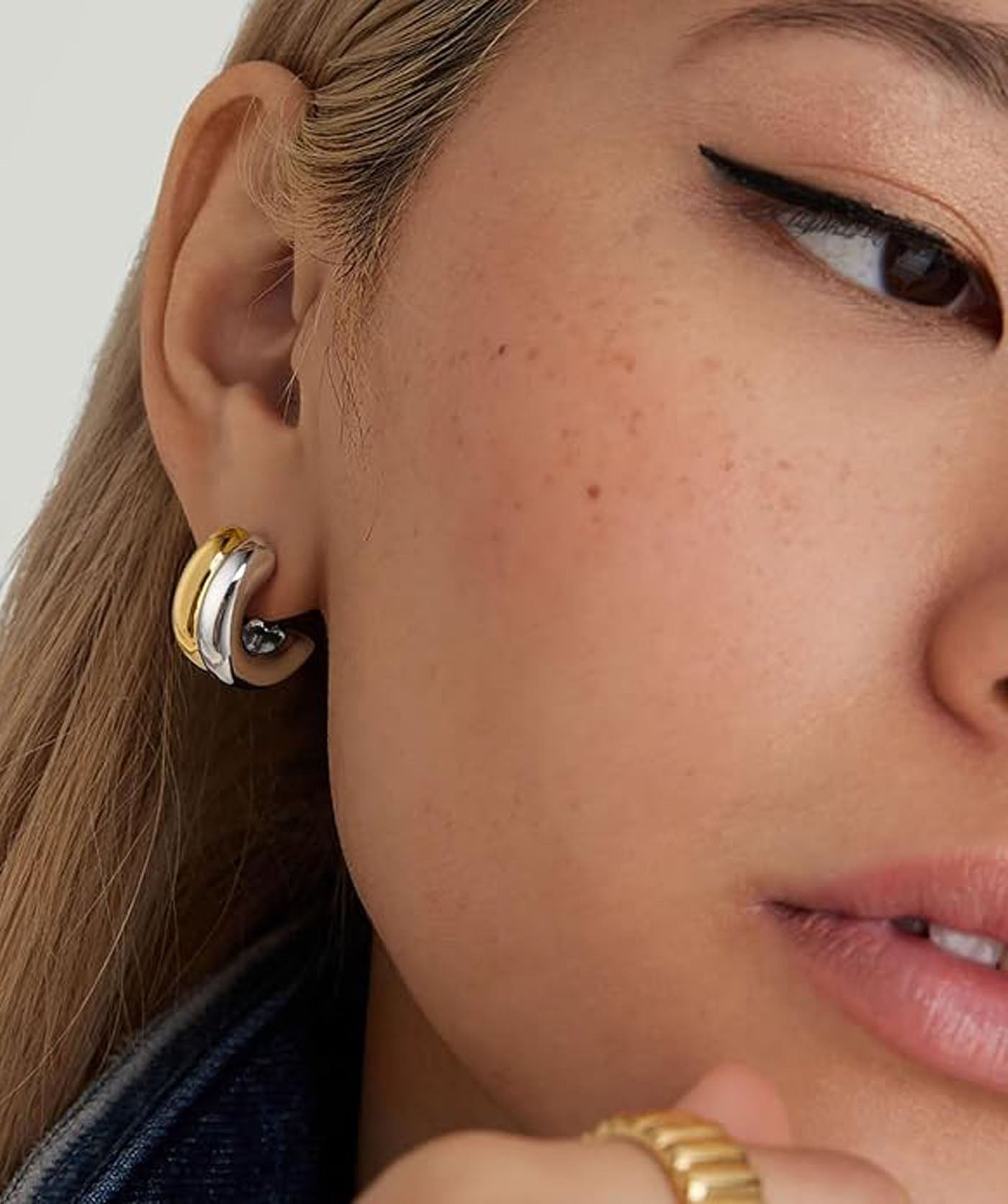 QuickBucket - Sleek Arc Earrings